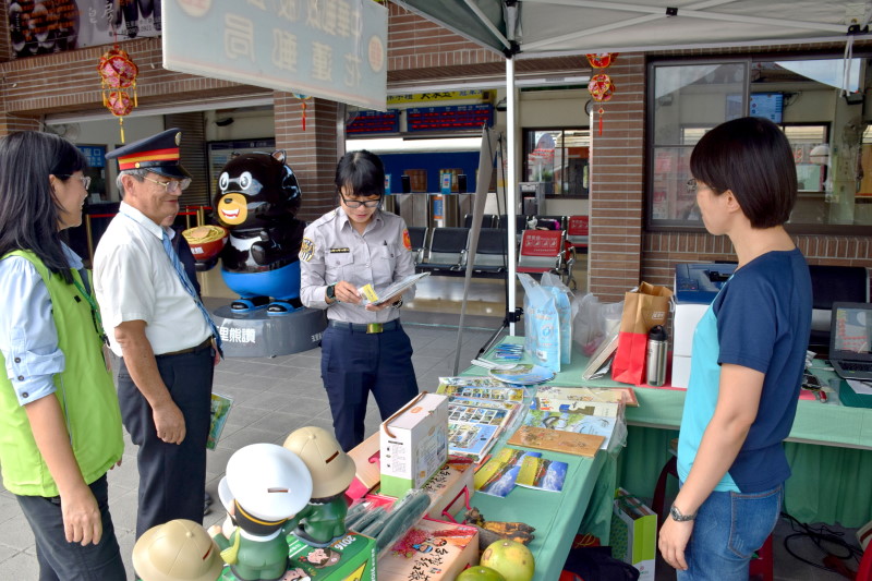 玉里車站站長至臨時郵局慰勞工作人員辛勞