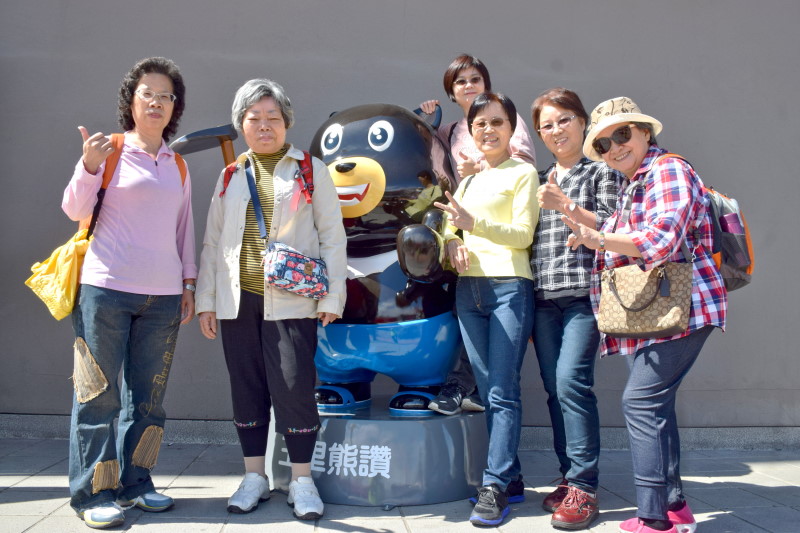 民眾見證玉里建鎮拍照製作個人化郵票