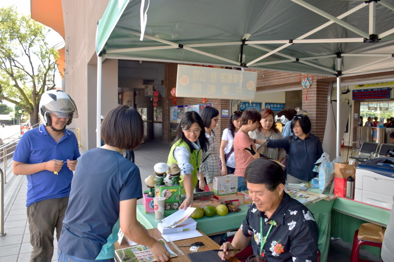 集郵及代售商品亦吸引民眾前來選購