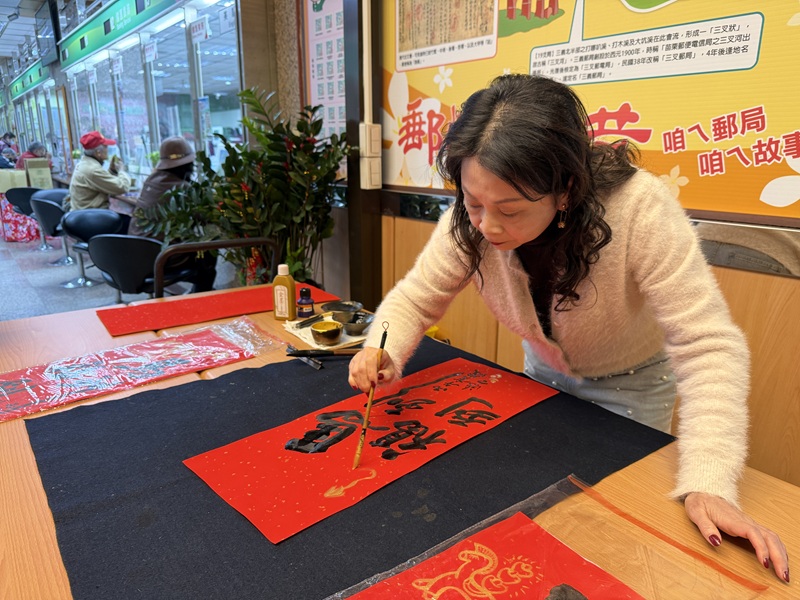 苗栗郵局辦理115年「郵心相連 傳愛永續-新春揮毫贈春聯」關愛社區活動！