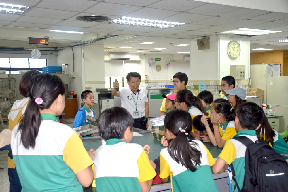 花蓮市明義國小師生校外教學參訪花蓮郵局