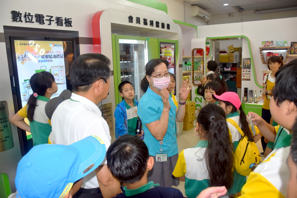 花蓮市明義國小師生校外教學參訪花蓮郵局