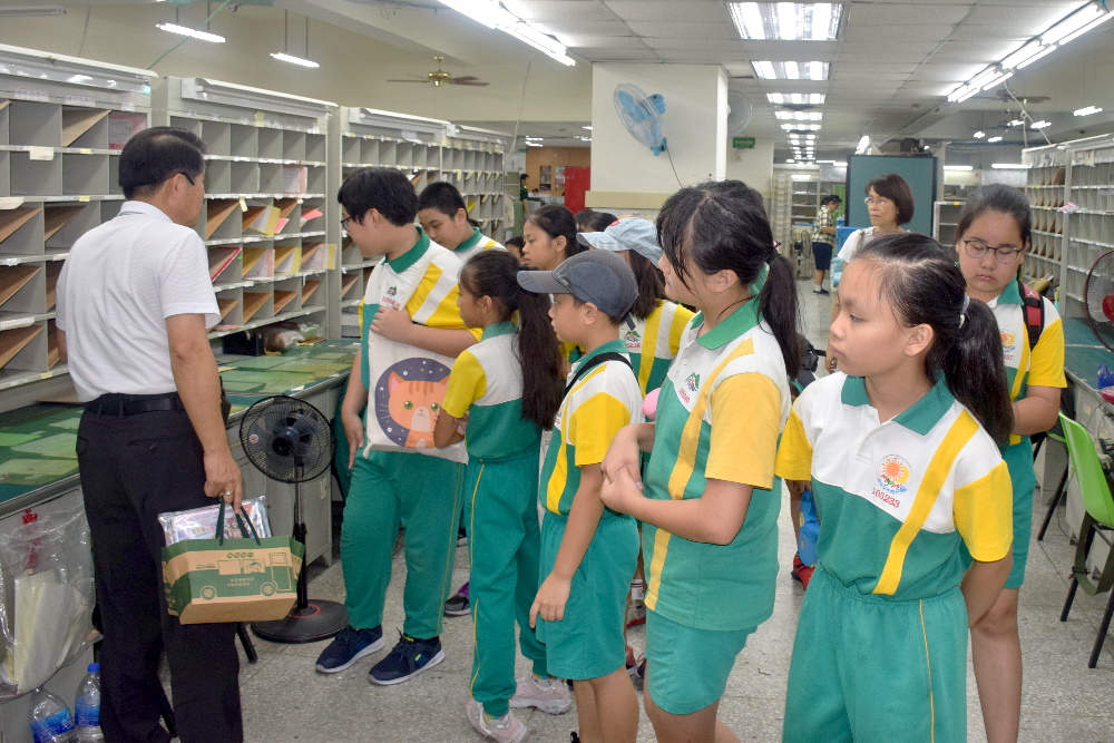 花蓮市明義國小師生校外教學參訪花蓮郵局