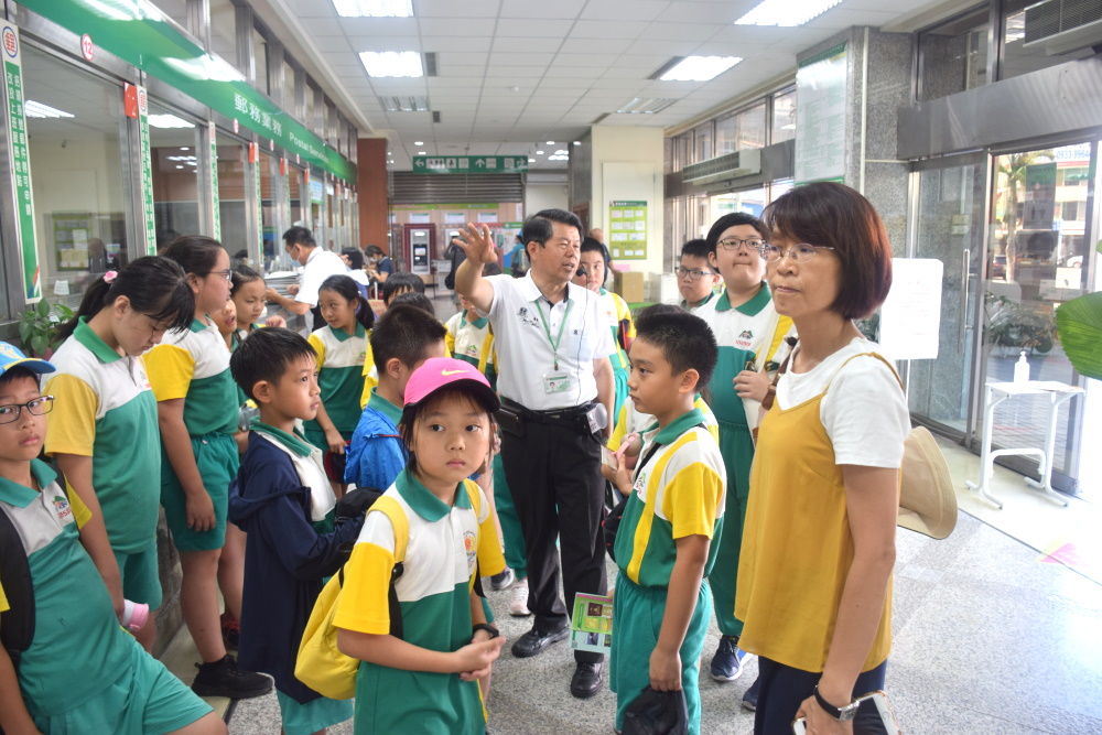 花蓮市明義國小師生校外教學參訪花蓮郵局