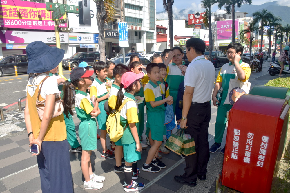 花蓮市明義國小師生校外教學參訪花蓮郵局