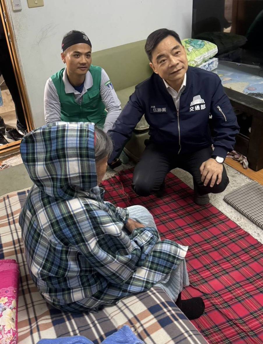 交通部伍勝園政務次長訪視臺東蘭嶼郵局投遞作業，並慰勉郵政同仁辛勞