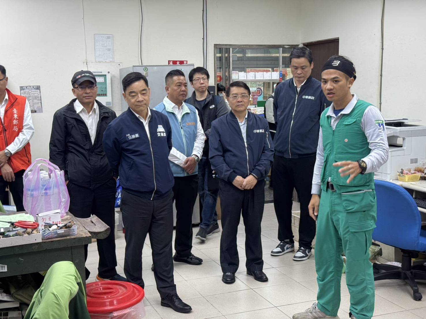 交通部伍勝園政務次長訪視臺東蘭嶼郵局投遞作業，並慰勉郵政同仁辛勞
