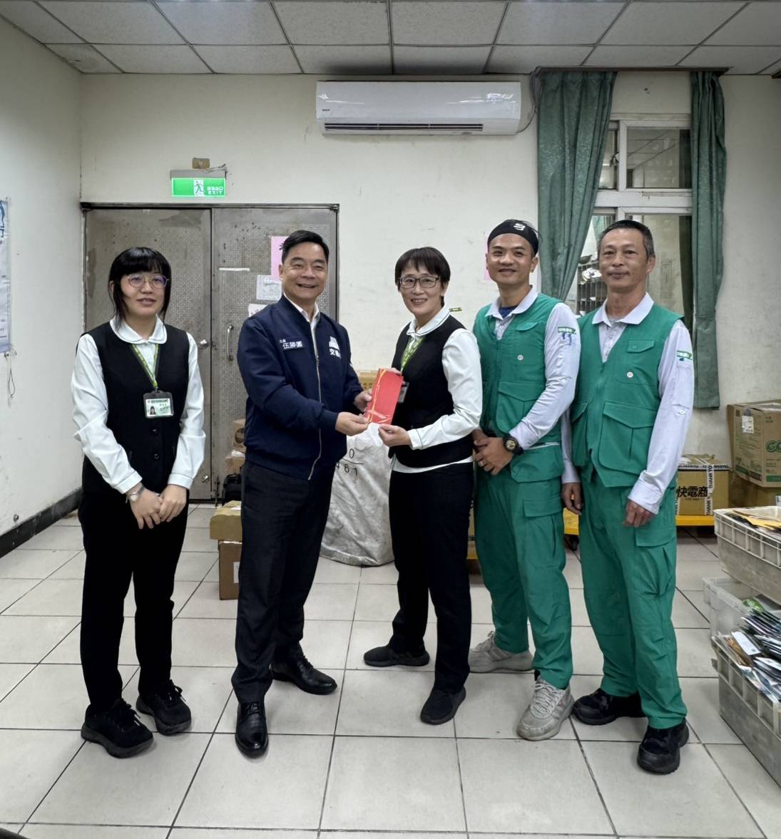 交通部伍勝園政務次長訪視臺東蘭嶼郵局投遞作業，並慰勉郵政同仁辛勞