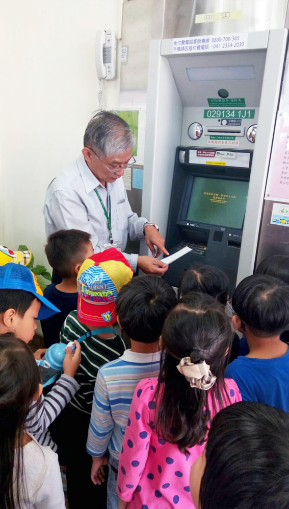 南庄國小附設幼兒園師生參觀南庄郵局