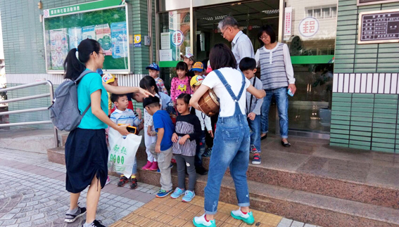 南庄國小附設幼兒園師生參觀南庄郵局