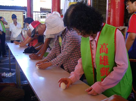 高雄郵局慶端午「街友立蛋飄粽香」活動