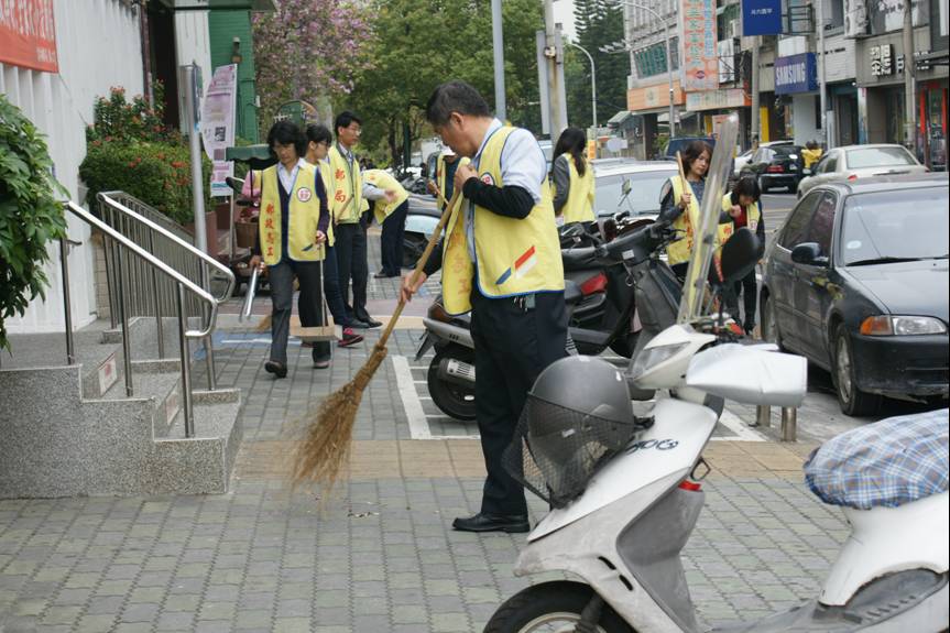 蔡副理與同仁一起捲起衣袖投入清淨家園活動