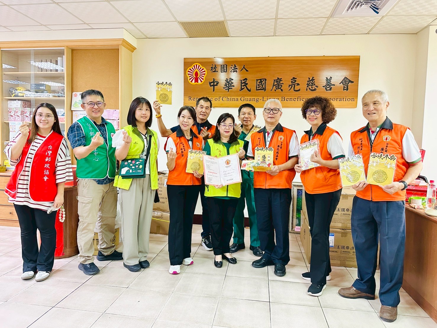 財團法人台灣郵政協會暨臺中郵局關懷獨居長者 辦理「廣傳中秋愛 亮暖獨居心」物資捐贈公益活動