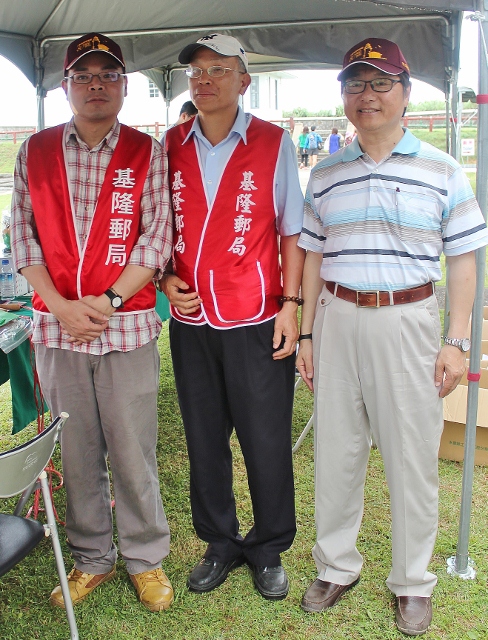 交通部航港局祁局長與臨時郵局經理合照