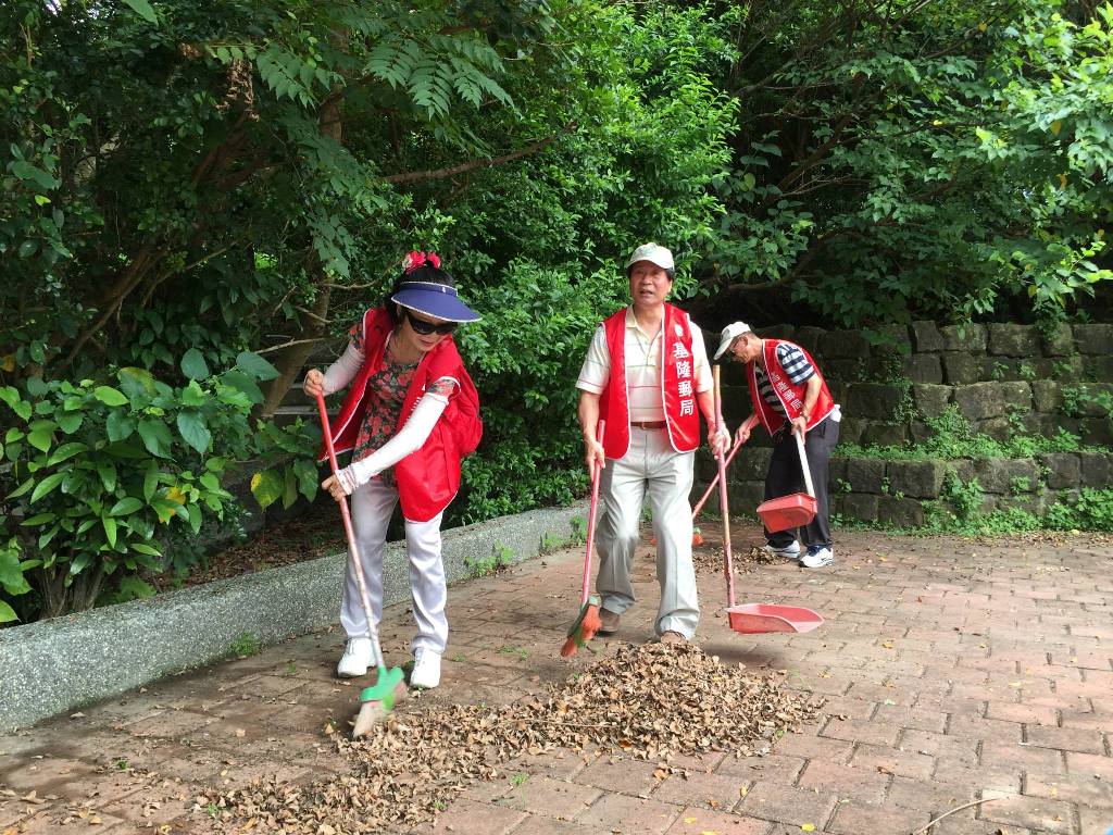 104年6月14日基隆郵局舉辦關愛社區淨山活動