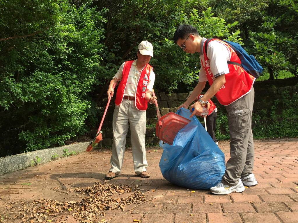 104年6月14日基隆郵局舉辦關愛社區淨山活動