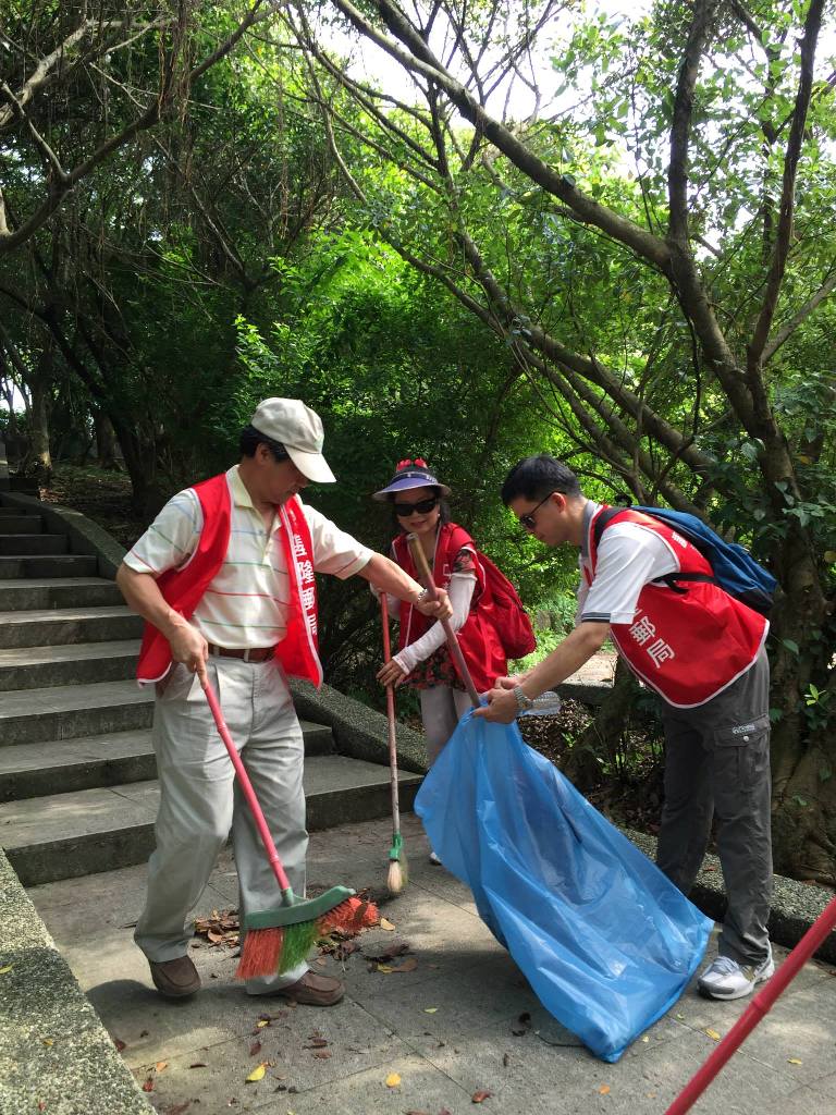 104年6月14日基隆郵局舉辦關愛社區淨山活動