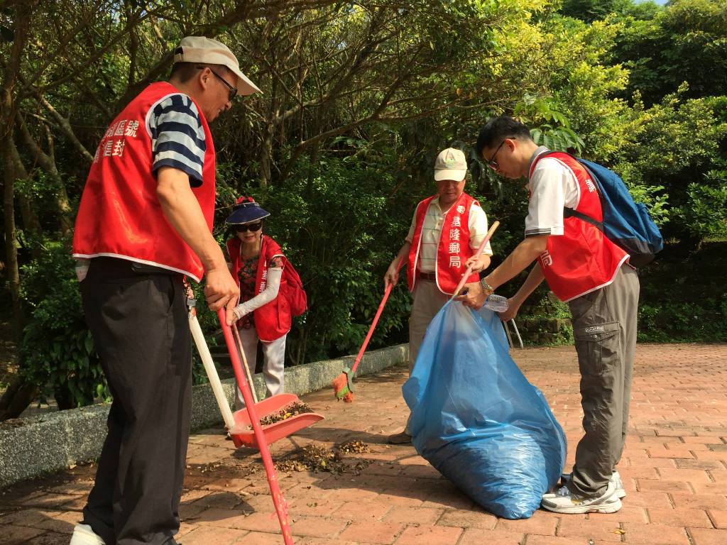 104年6月14日基隆郵局舉辦關愛社區淨山活動