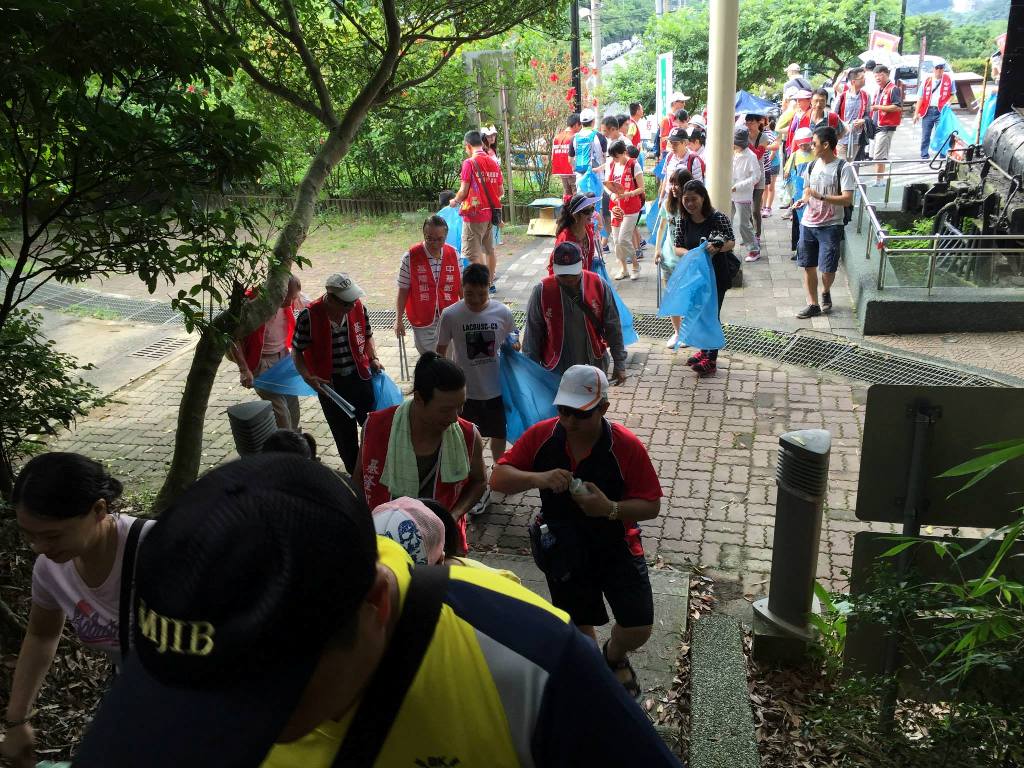 104年6月14日基隆郵局舉辦關愛社區淨山活動