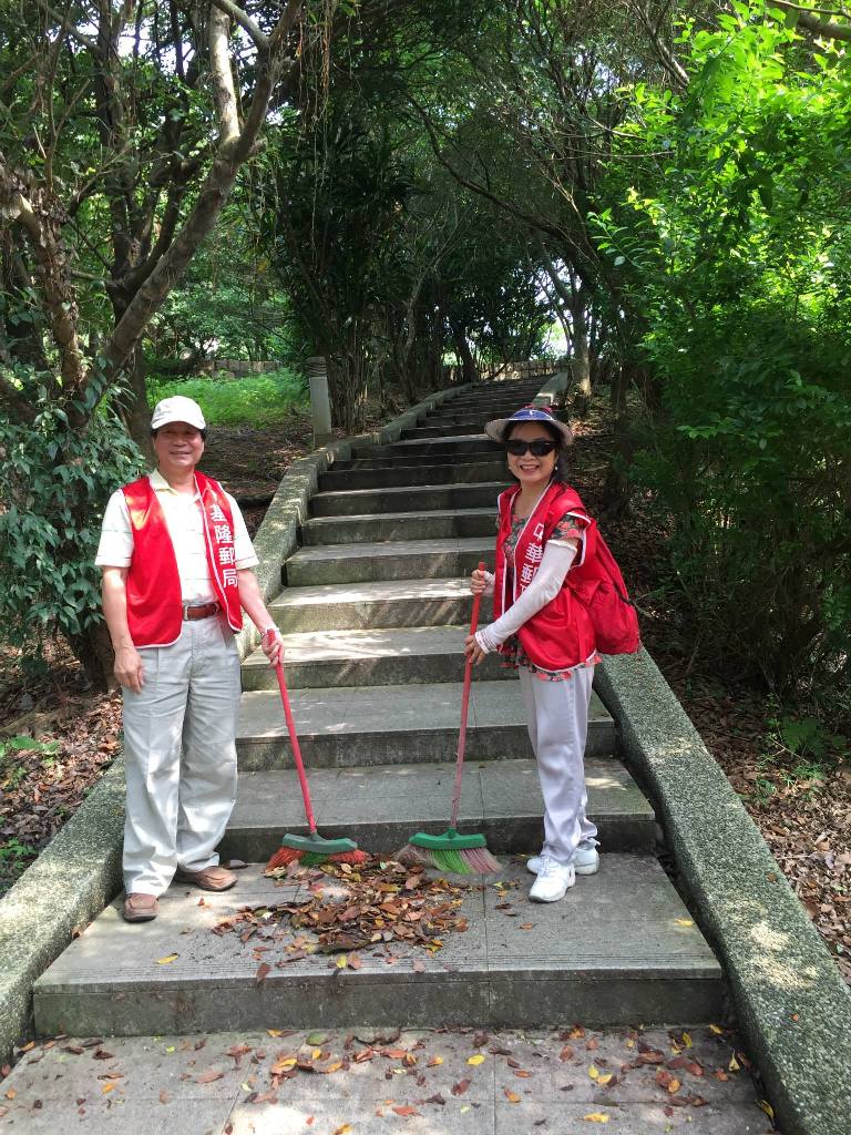 104年6月14日基隆郵局舉辦關愛社區淨山活動