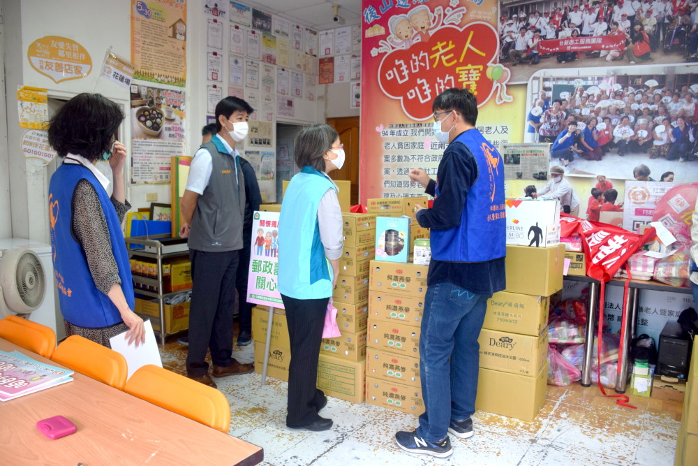 關懷獨居長者捐贈老家協會民生物資