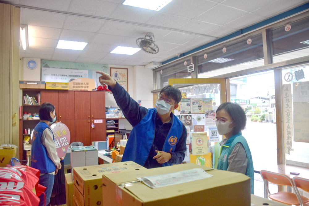 關懷獨居長者捐贈老家協會民生物資