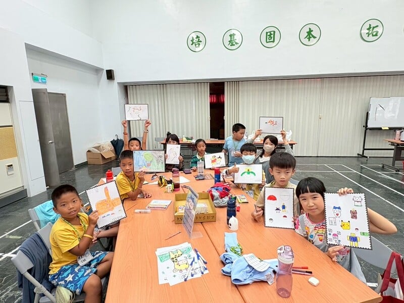 郵票變教具、親子同樂學防詐！臺東郵局舉辦暑期集郵營反應熱烈