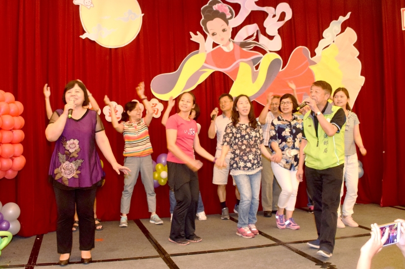 晚宴有各團隊的表演活動