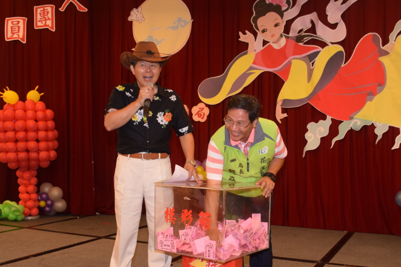 晚宴準備豐富禮物的抽獎活動