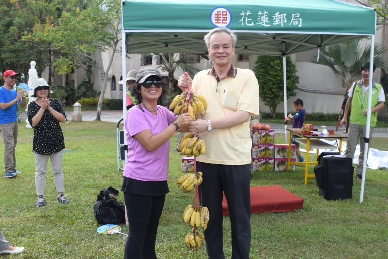 陳總經理頒獎優勝團隊
