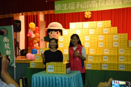 台灣郵政協會與南投郵局辦理「捐贈百香果」公益活動
