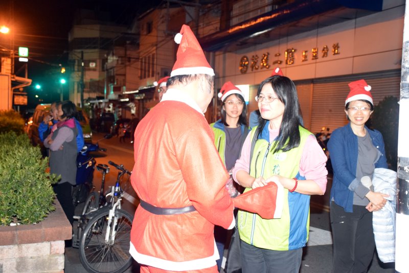 玉里鎮長感謝花蓮郵局參與踩街活動