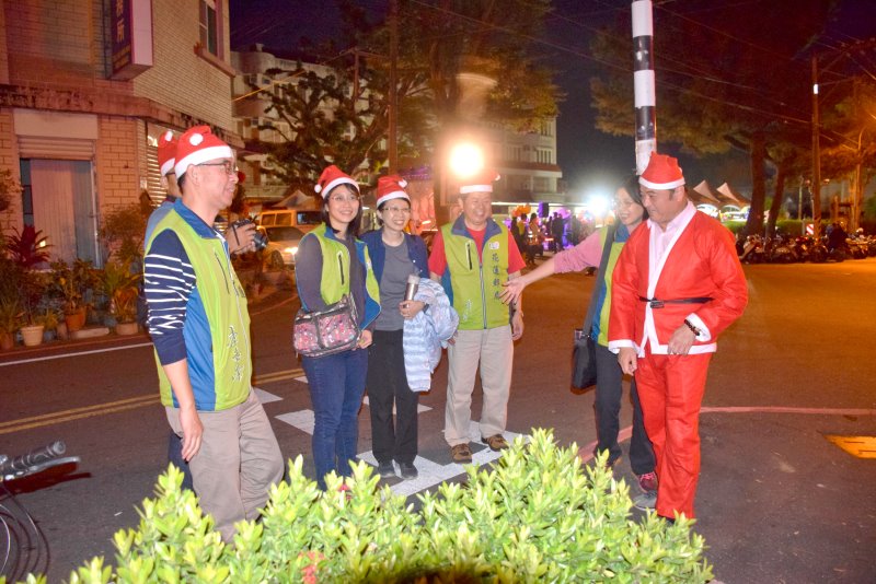 玉里鎮長感謝花蓮郵局參與踩街活動