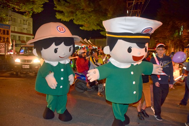 郵差寶寶參與踩街活動