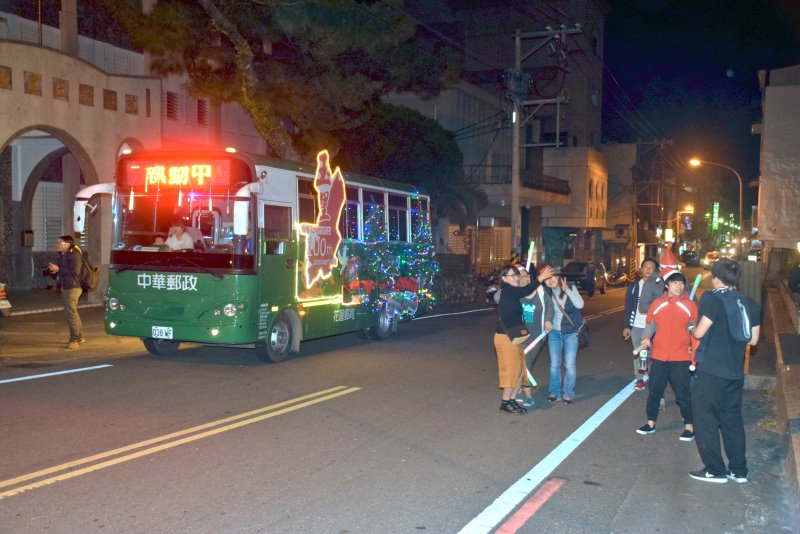 行動郵車裝飾參與踩街活動