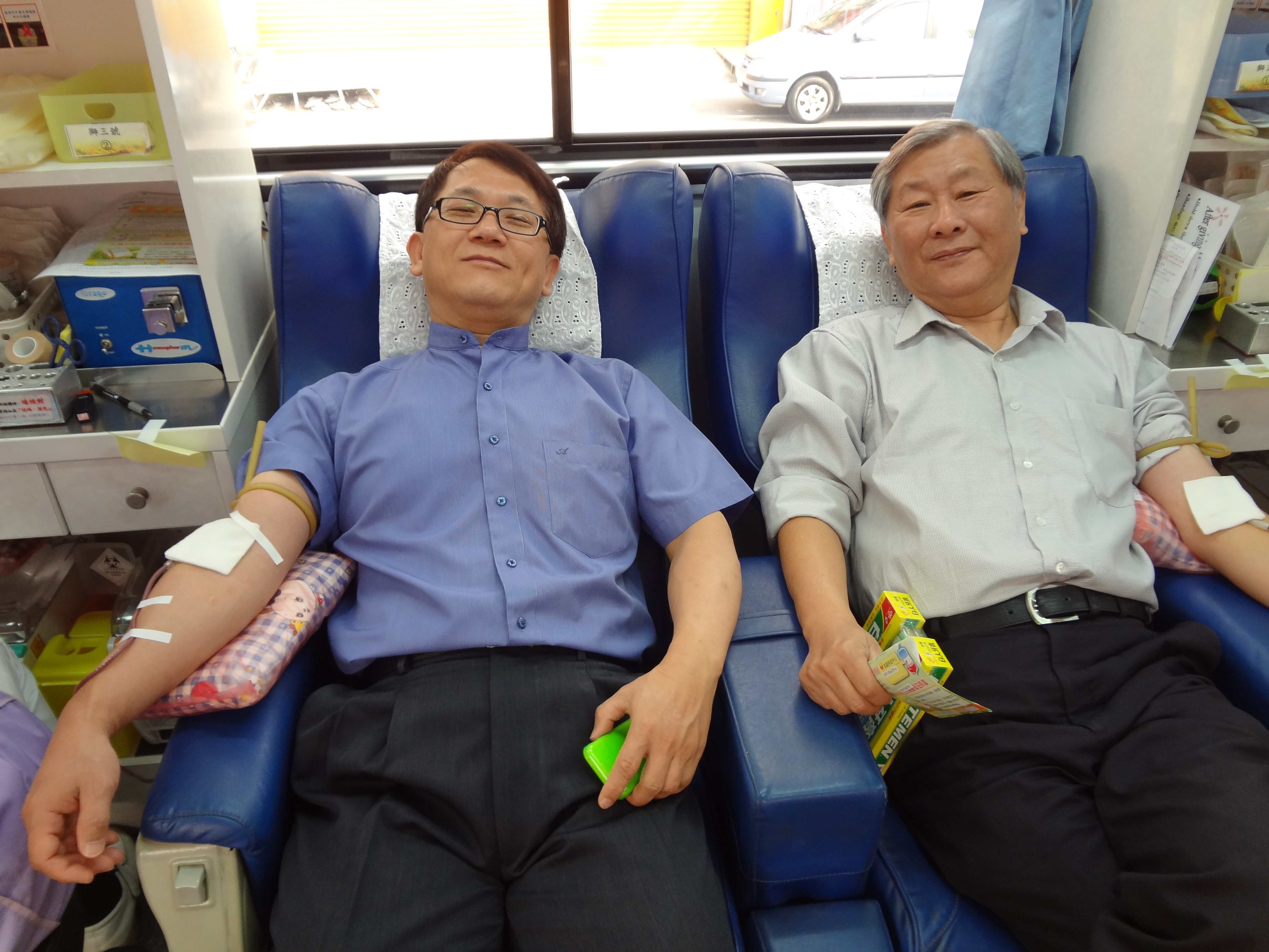 屏東郵局吳信陵經理與郵局同仁熱心響應捐血活動。
