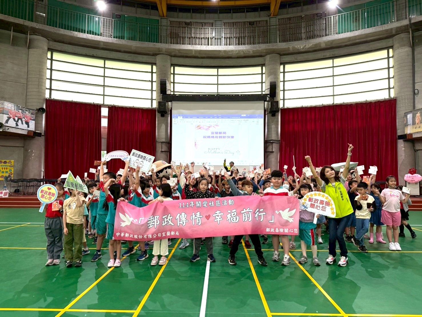 宜蘭郵局走入校園 傳遞愛的祝福—     蘇澳馬賽國小母親節明信片活動溫馨登場