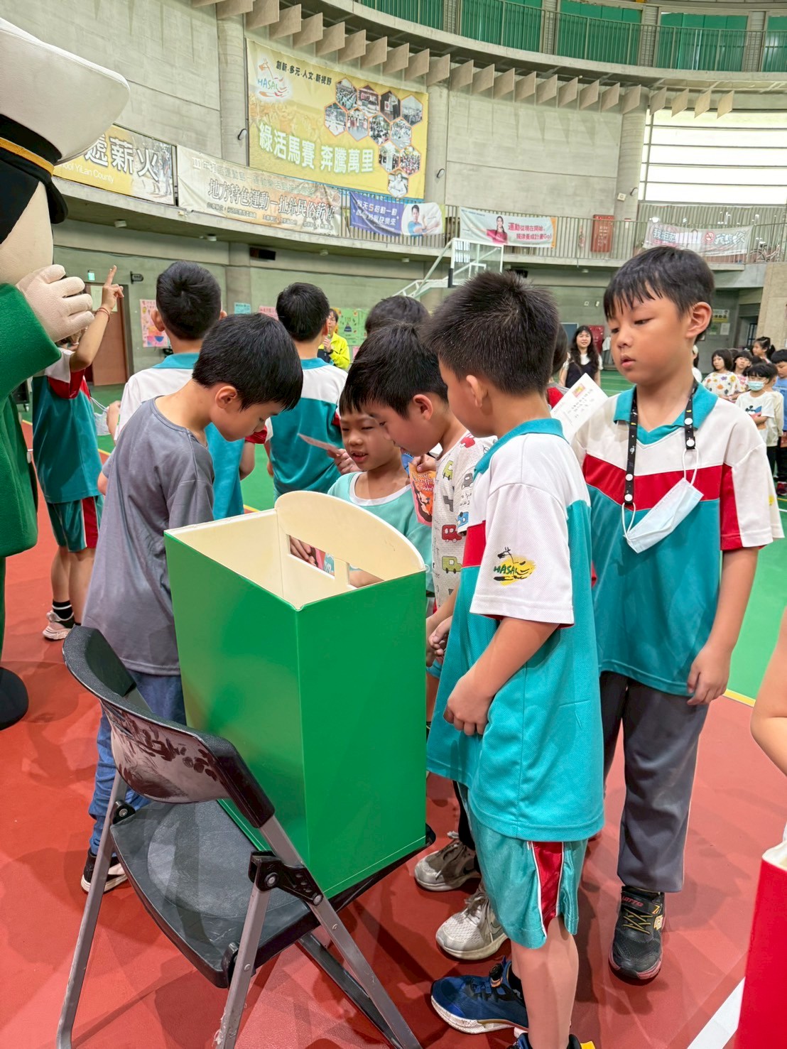 宜蘭郵局走入校園 傳遞愛的祝福—     蘇澳馬賽國小母親節明信片活動溫馨登場