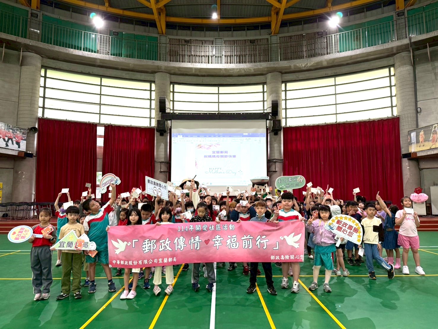 宜蘭郵局走入校園 傳遞愛的祝福—     蘇澳馬賽國小母親節明信片活動溫馨登場