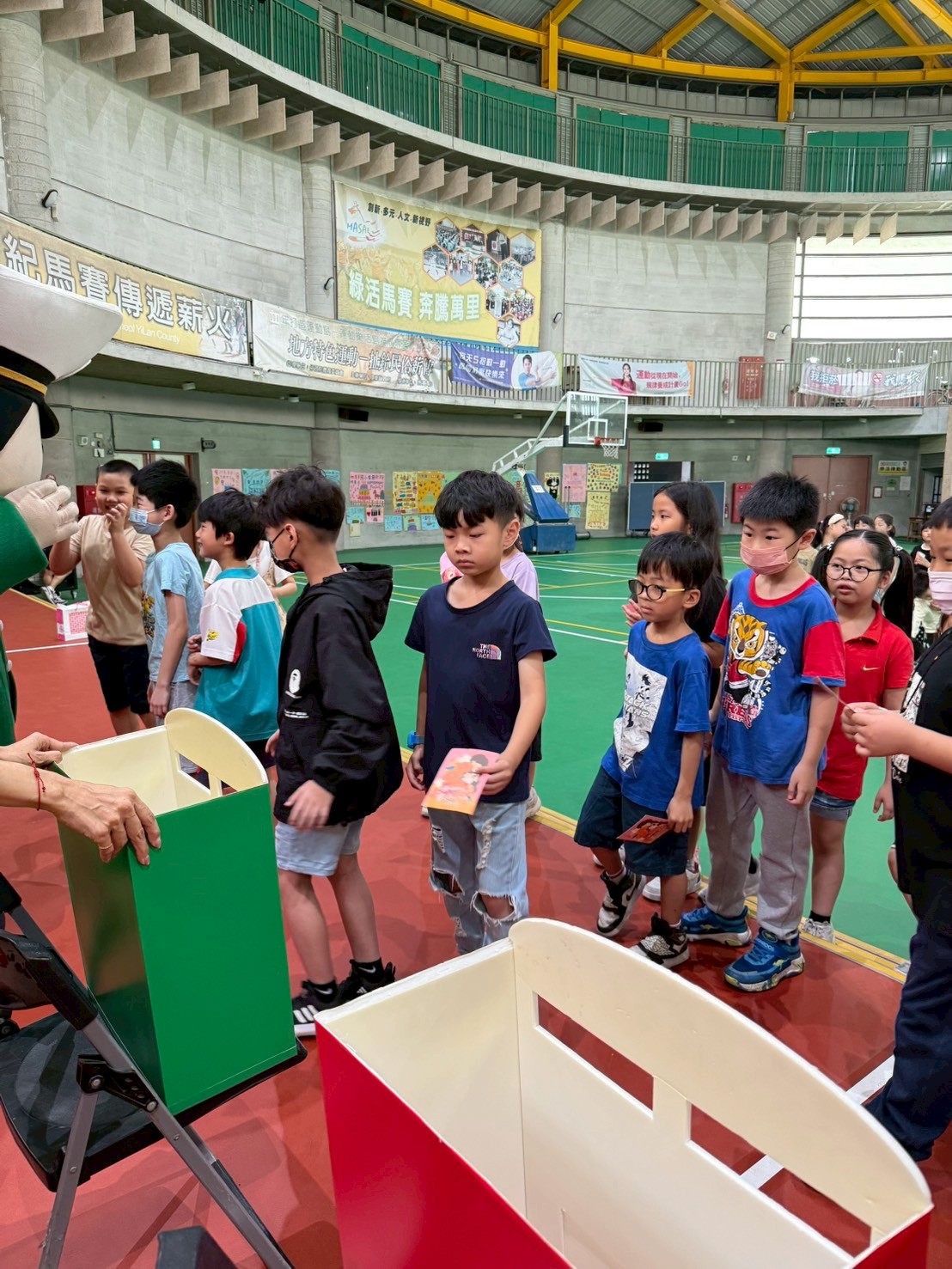 宜蘭郵局走入校園 傳遞愛的祝福—     蘇澳馬賽國小母親節明信片活動溫馨登場