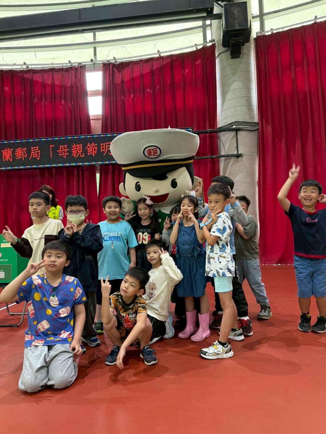 宜蘭郵局走入校園 傳遞愛的祝福—     蘇澳馬賽國小母親節明信片活動溫馨登場