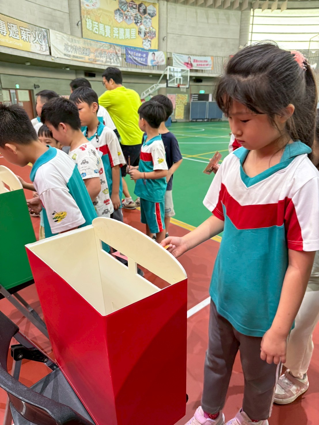 宜蘭郵局走入校園 傳遞愛的祝福—     蘇澳馬賽國小母親節明信片活動溫馨登場