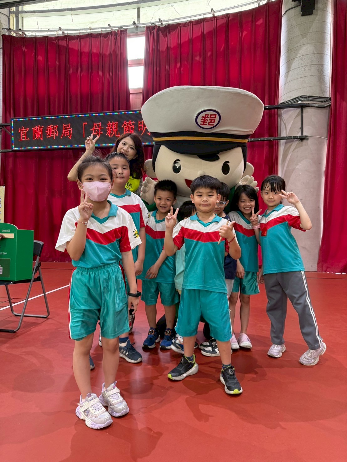 宜蘭郵局走入校園 傳遞愛的祝福—     蘇澳馬賽國小母親節明信片活動溫馨登場
