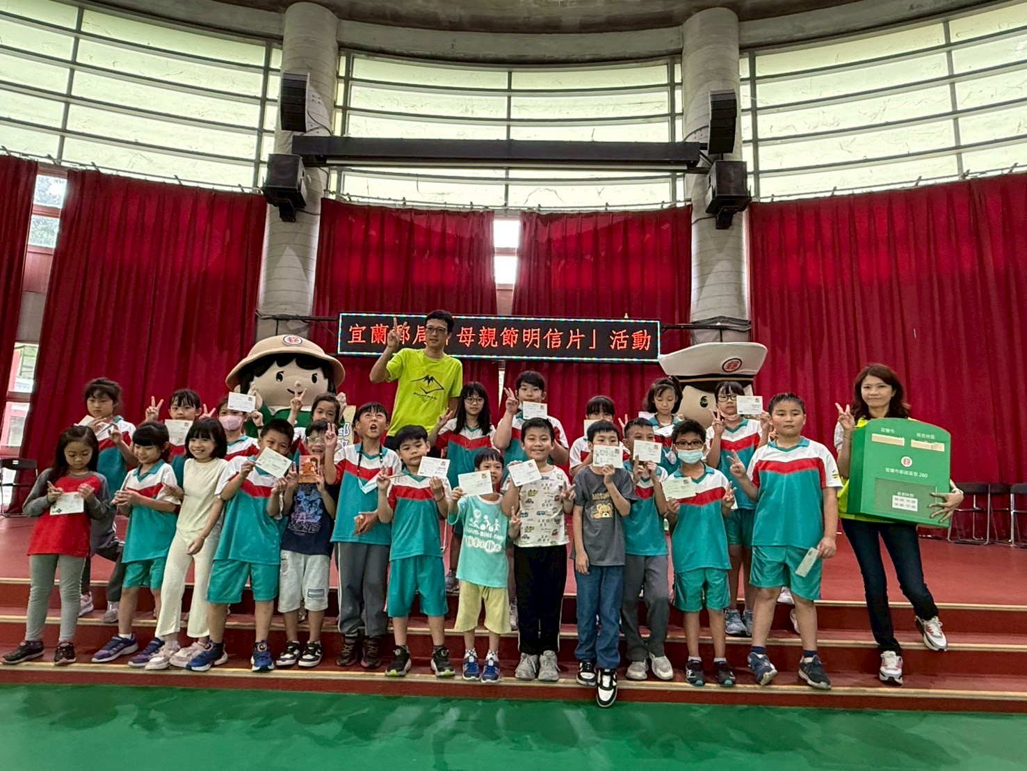 宜蘭郵局走入校園 傳遞愛的祝福—     蘇澳馬賽國小母親節明信片活動溫馨登場