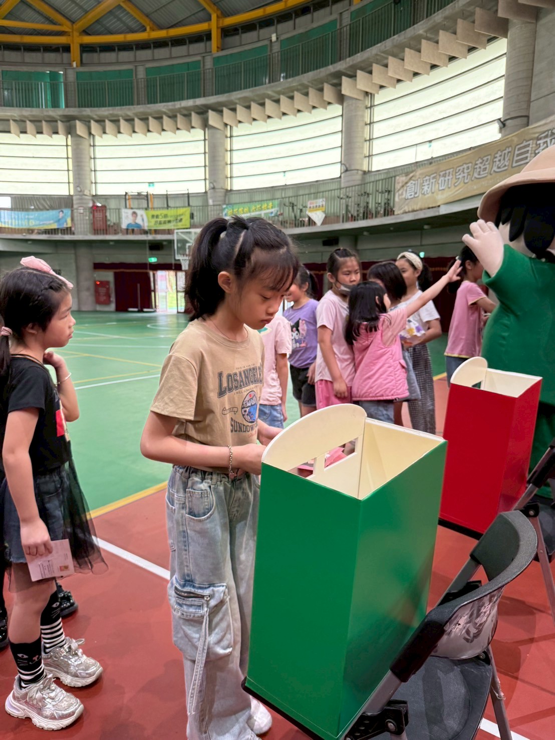 宜蘭郵局走入校園 傳遞愛的祝福—     蘇澳馬賽國小母親節明信片活動溫馨登場