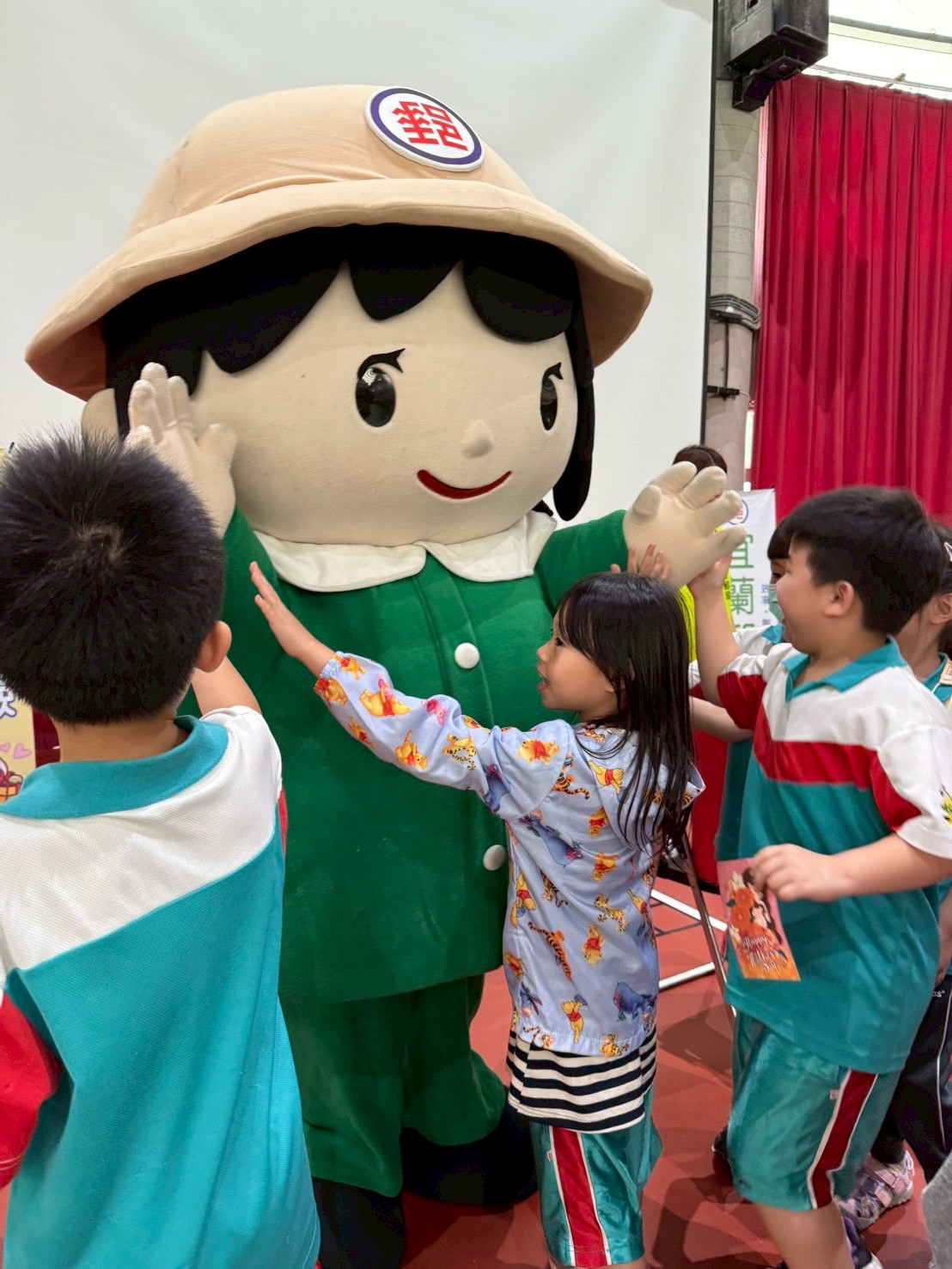 宜蘭郵局走入校園 傳遞愛的祝福—     蘇澳馬賽國小母親節明信片活動溫馨登場