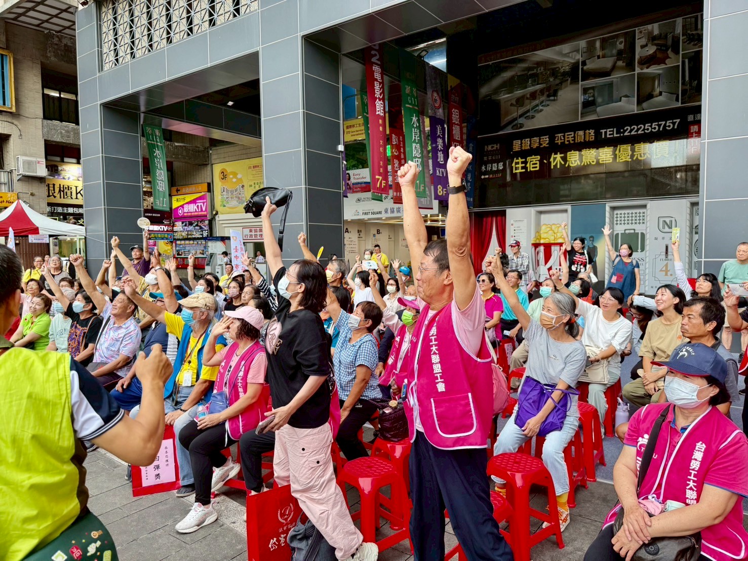 響應臺中市志願服務協會擴大活動效益 臺中郵局辦理金融知識暨防詐宣導講座 東協廣場共享學習時光「新住民