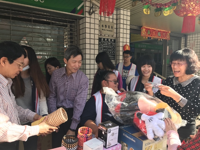 106.1.19屏東郵局與家扶合作 愛心義賣助圓夢