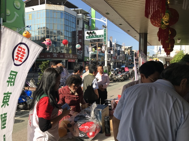 106.1.19屏東郵局與家扶合作 愛心義賣助圓夢