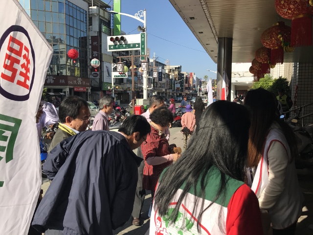 106.1.19屏東郵局與家扶合作 愛心義賣助圓夢